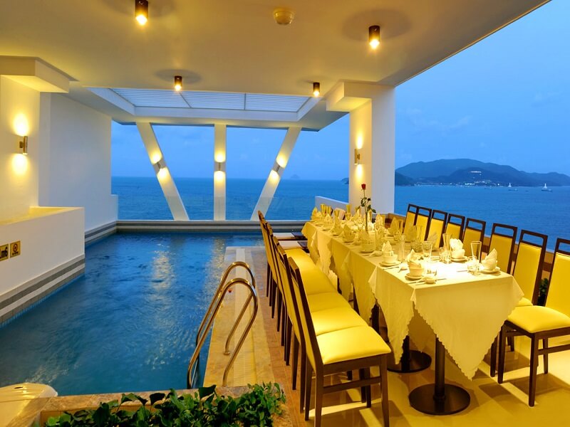 Bể bơi khách sạn Dendro Nha Trang