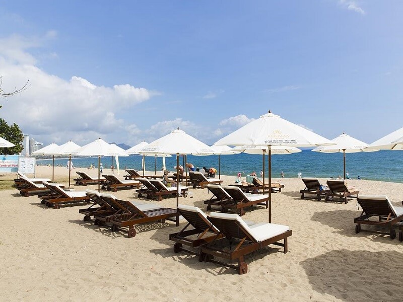Bãi biển riêng khách sạn Regalia Nha Trang