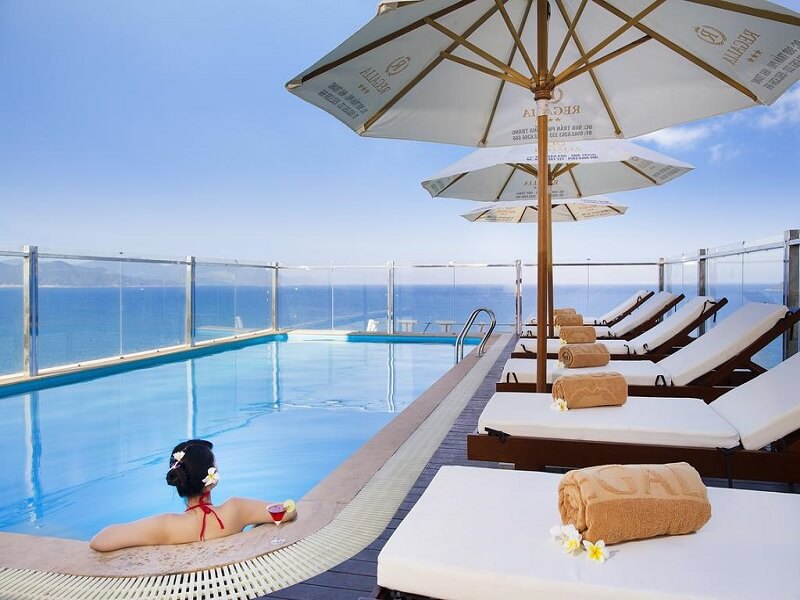Bể bơi khách sạn Regalia Nha Trang